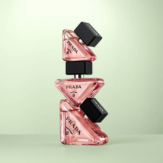 Prada Paradoxe refill 100ml damparfym visar påfyllningsflaska bredvid ikoniska trekantiga glasflaskor