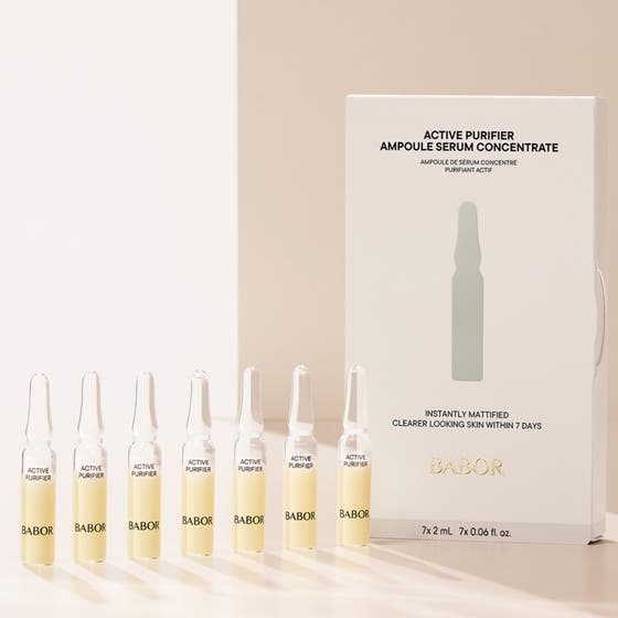 Babor Ampoule Active Purifier 14 ml puhdistava seerumi ja seitsemän mattaavaa lasiampullia valkoisen pakkauksen edessä.