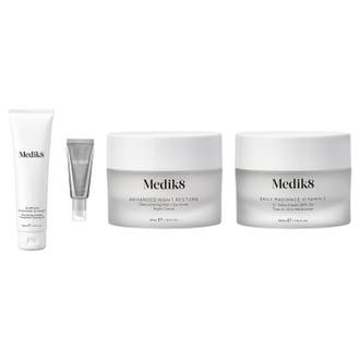 Medik8 Skin Ageing -setti kirkastaa ihoa sisältäen valkoisia ja hopeisia tuubeja sekä kaksi huurteista lasipurkkia.