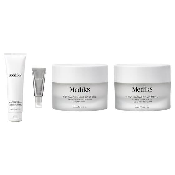 Medik8 Skin Ageing -setti kirkastaa ihoa sisältäen valkoisia ja hopeisia tuubeja sekä kaksi huurteista lasipurkkia.