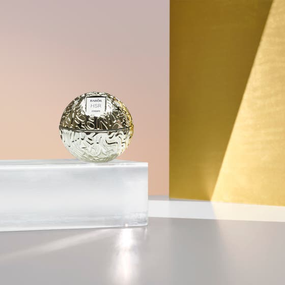 Babor HSR Lifting Cream 50 ml opstrammende ansigtscreme i dekorative guld- og sølvkugler på lys baggrund.