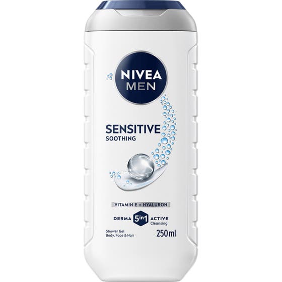 Nivea Men Sensitive 250 ml beroligende dusjsåpe i hvit plastflaske med blått lokk og bambusekstrakt.