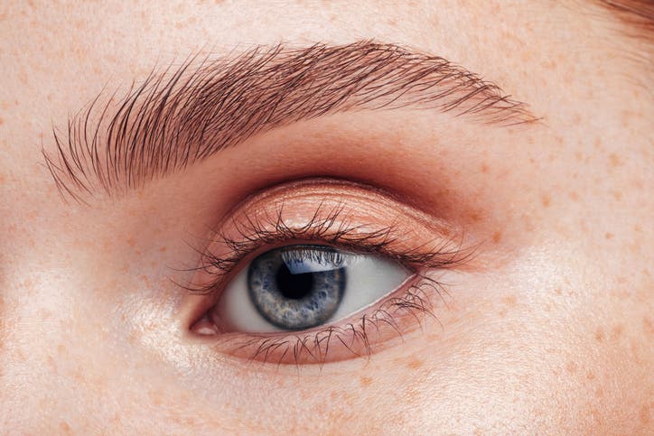 Pidemmät ripset ripsiseerumin avulla - näin käytät ripsiseerumia oikein