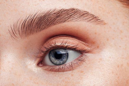 Pidemmät ripset ripsiseerumin avulla - näin käytät ripsiseerumia oikein