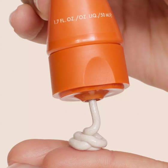 Origins GinZing SPF40 Tinted Moisturizer 50 ml energigivende solcreme i orange tube med lys cremetekstur