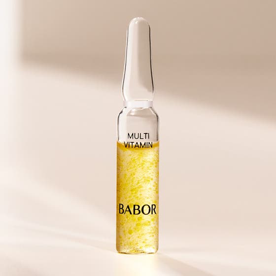 Babor Ampoule Multi Vitamin 14 ml ansiktsserum i glassampulle med gul, boblende tekstur som gir huden glød.