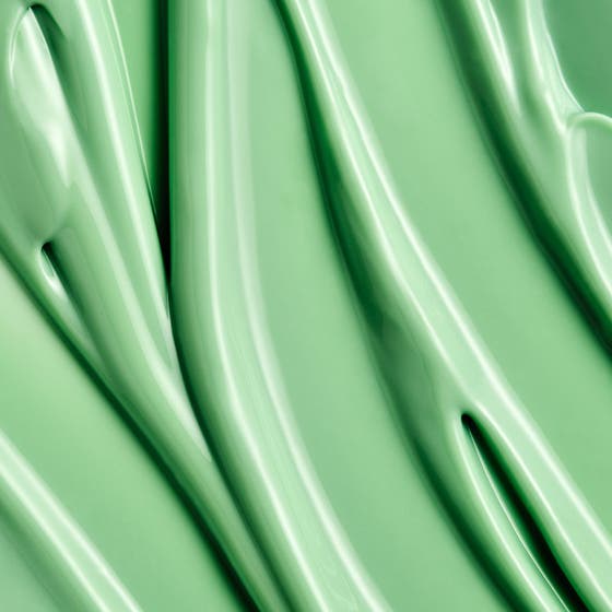 MANTLE The Retinol Serum 30 ml uudistava seerumi vaaleanvihreänä ja täyteläisen kiiltävänä koostumuksena