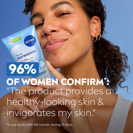 NIVEA Refreshing Exfoliating Scrub 150 ml ansiktsskrubb ger lyster visas med kvinna och texten 96% för frisk hud.