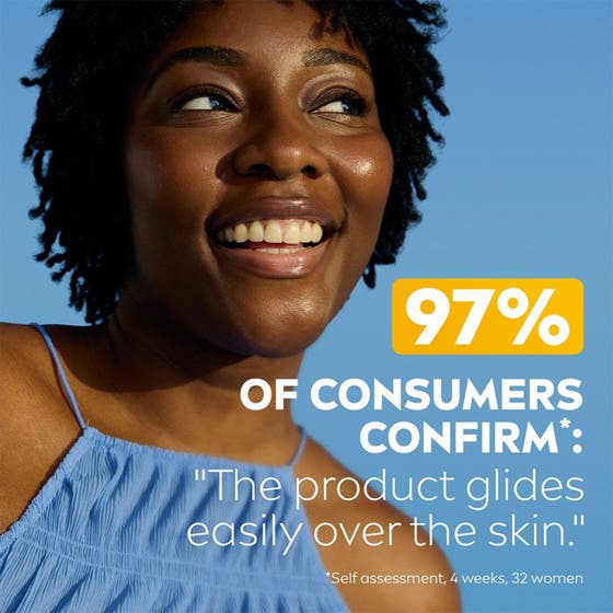 NIVEA UV Face Silky UV Stick SPF 50+ 15 g solkräm på leende kvinna med texten 97% confirm glides easily.