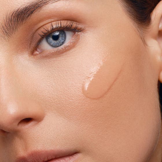 Biotherm Aquasource+ Electrolyte Dewy Gel 100H 30 ml återfuktande dagkräm i neongul tub som hålls av en hand.