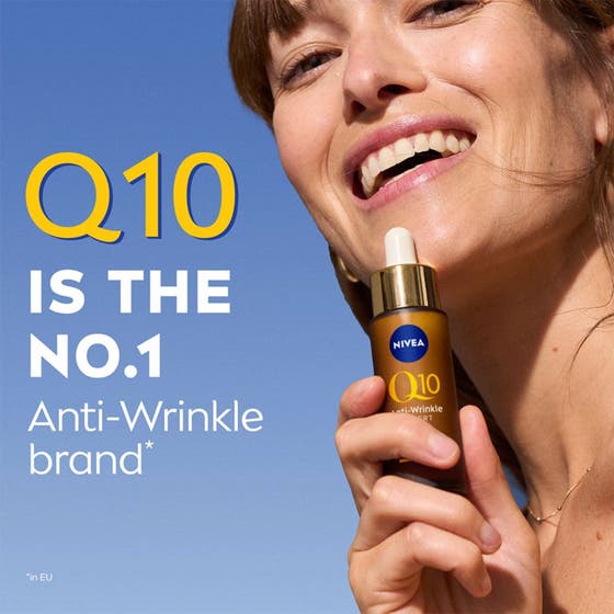 NIVEA Q10 Anti-Wrinkle Expert Dual Action 30 ml serum mot rynker viser to glade kvinner og tekst om anbefaling.