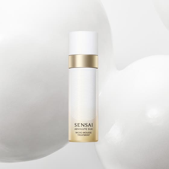 Sensai Absolute Silk Micro Mousse Treatment 90 ml kasvovesi ja täyteläinen vaahtokoostumus kädellä