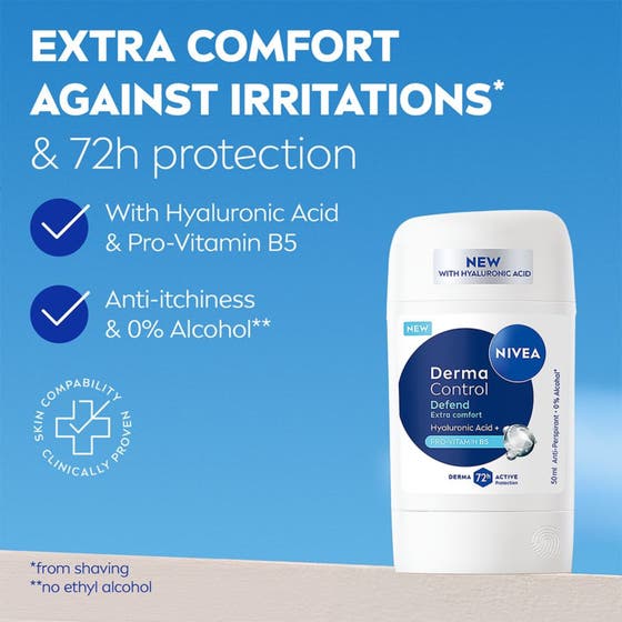 NIVEA Antiperspirant Deo Stick Derma Control Defend 50 ml hvit stift i en hånd mot blå bakgrunn med 0% alkohol