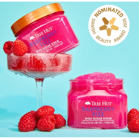 Tree Hut Shea Sugar Scrub Raspberry Fizz 510 g kuoriva vartalonkuorinta vaaleanpunaisessa purkissa vadelmien kera