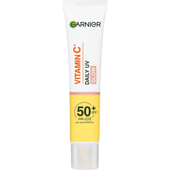 Garnier Vitamin C Daily UV Glow 40 ml dagkräm spf 50 som ger lyster i en vit tub med gula detaljer