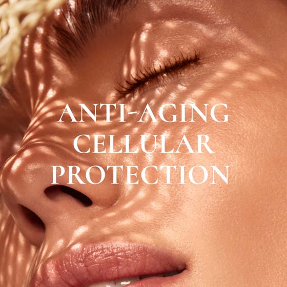 Nuxe Sun-Kissed Fluid Spf 30 40 ml solkrem viser UVA, UVB &amp; BLUE LIGHT PROTECTION HIGH PROTECTION over gyllen væske.