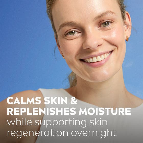 NIVEA Soothing Night Cream 50 ml lugnande nattkräm ger fukt på leende kvinna mot blå bakgrund med text