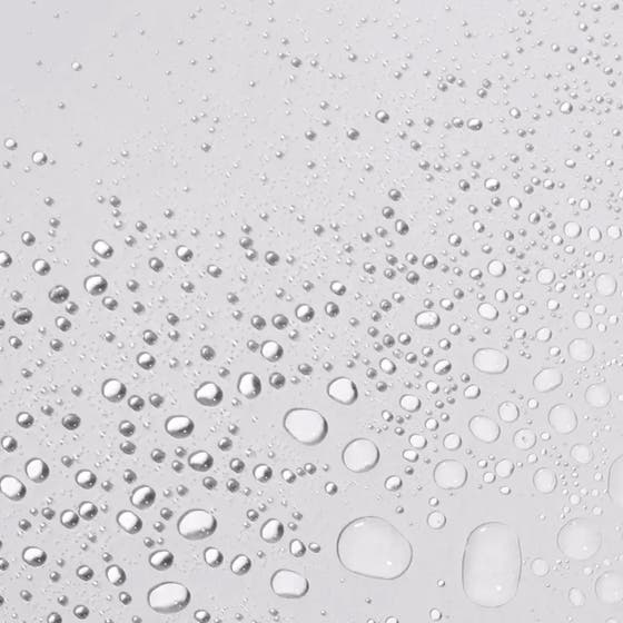 Dermalogica AGE smart Antioxidant Hydramist 150 ml kosteuttava kasvosuihke jota käsi suihkuttaa pullosta hienona sumuna