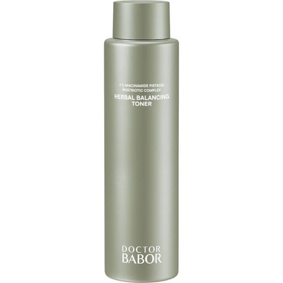Doctor Babor Cleanformance Herbal Balancing Toner balanserer huden i en matt grønn flaske med hvit kork.