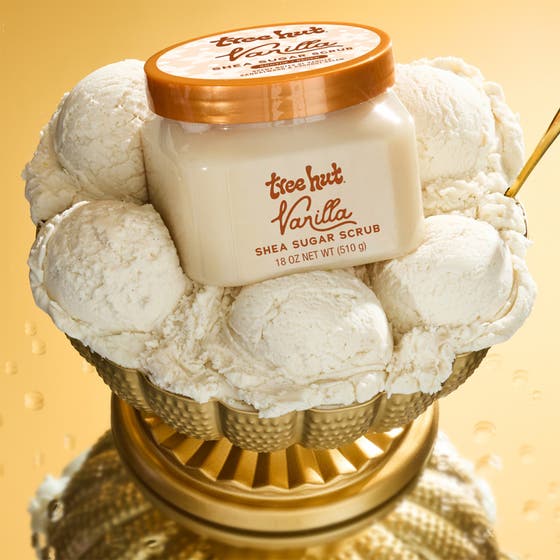 Tree Hut Shea Sugar Scrub Vanilla 510 g exfolierande body scrub omgiven av kulor av vit vaniljglass
