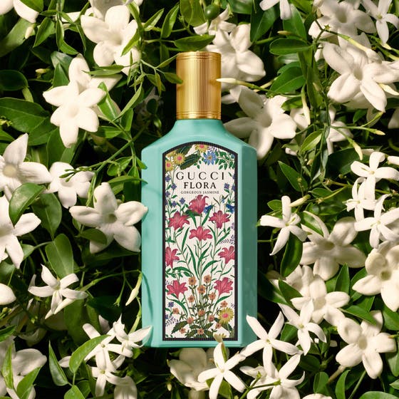Gucci Flora Gorgeous Jasmine Eau de Parfum 50 ml dameparfyme i turkis flakong omgitt av hvite sjasminblomster