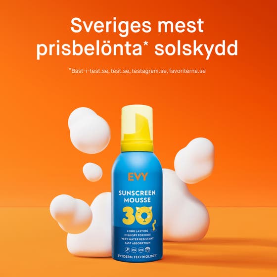 EVY Technology Sunscreen Mousse For Kids SPF30 150 ml beskytter i blå flaske med hvite skumskyer på oransje bakgrunn