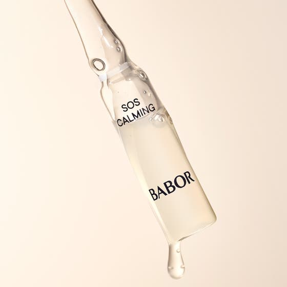 Babor Ampoule SOS Calming 14 ml beroligende ansiktsserum i glassampulle med en liten dråpe serum som faller