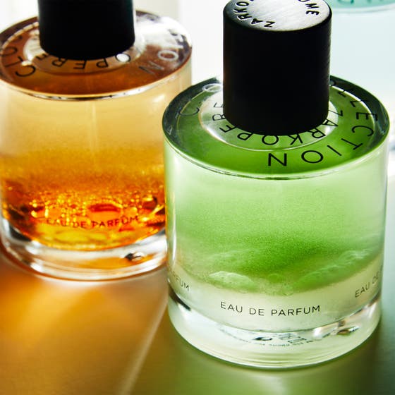 Zarkoperfume Cloud Collection 100ml edp damparfym i glasflaska med bärnstensfärgad vätska vilandes på vita boxar