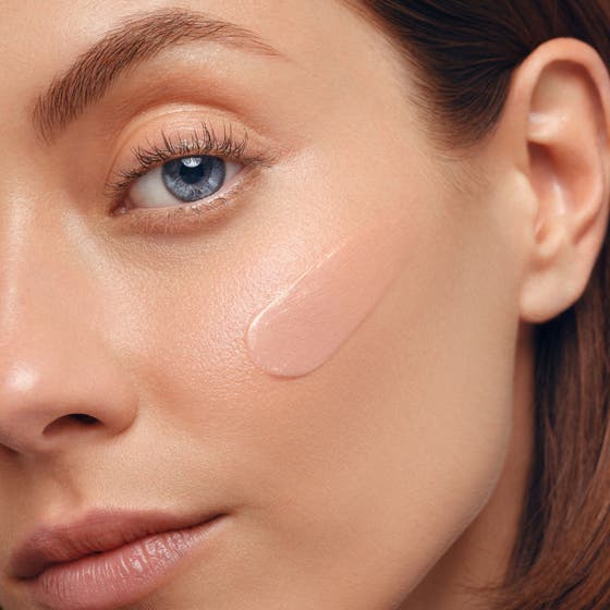 Biotherm Blue Peptides Uplift Cream 50 ml ansiktskrem i rød krukke med lyserosa tekstur og sølvlokk