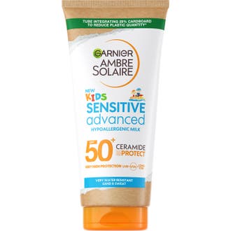 Garnier Ambre Solaire Kids Sensitive Advanced allergivänlig solkräm för barn spf50+ i vit och brun papptub.
