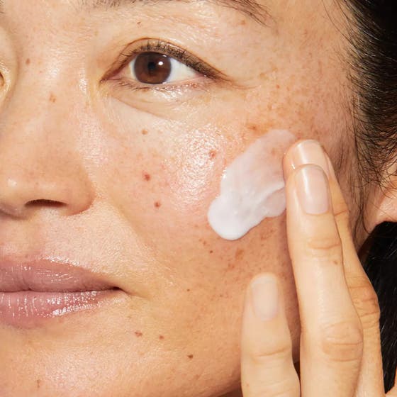 Dermalogica Phyto Nature Oxygen Cream 50 ml oppstrammende fuktighetskrem pumper hvit flytende krem på en hånd