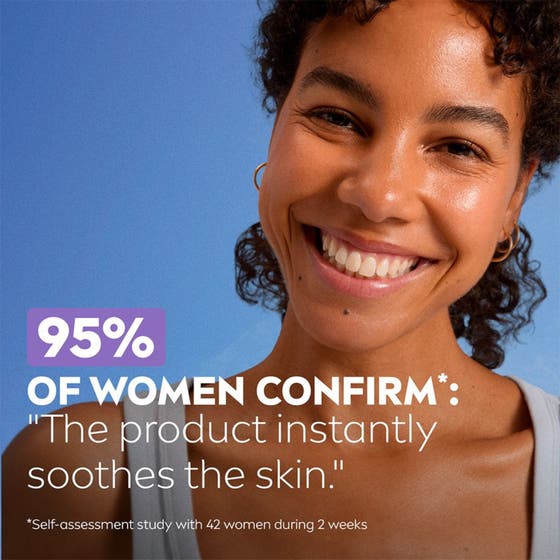 NIVEA Soothing Day Cream 50 ml lugnande ansiktskräm som ger lyster på en leende kvinna mot blå bakgrund