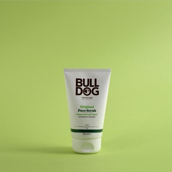 Bulldog Original Face Scrub 125 ml djuprengörande ansiktsskrubb i vit tub mot grön bakgrund