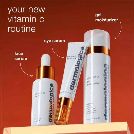 Dermalogica AGE smart Biolumin-C Serum 30 ml drypper glødgivende vitamin C fra en pipette i en håndflate