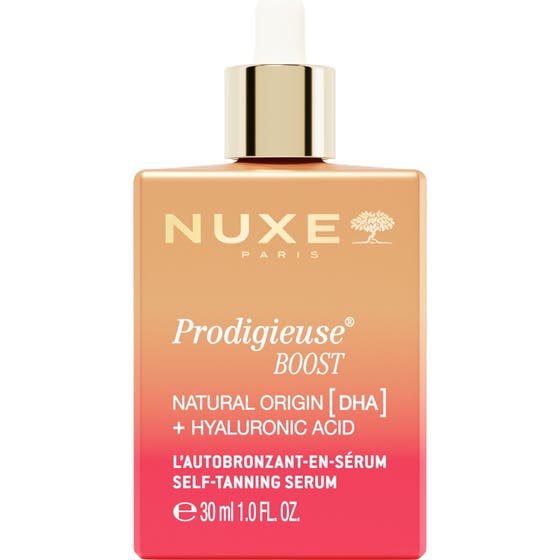Nuxe Prodigieuse Boost Self-Tanning Serum 30 ml gir naturlig glød i en oransje og rosa gradert flaske med gullkork.