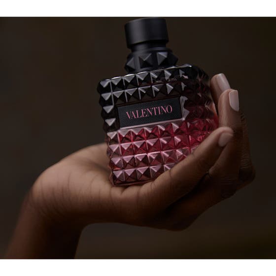Valentino Born in Roma Donna Intense Eau de Parfum i tre størrelser 30ml 50ml og 100ml med nittede glasflakoner