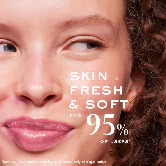 Nuxe Very Rose Cleansing Foam 150 ml ansiktsrens og renseskum vist som en duggfrisk rosa rose med vanndråper.
