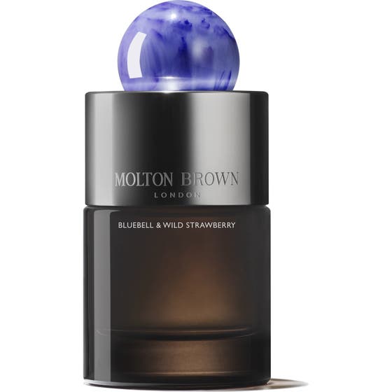 Molton Brown Bluebell & Wild Strawberry Eau de Parfum 100 ml i mørk glasflaske med en marmoreret lilla kuglehætte