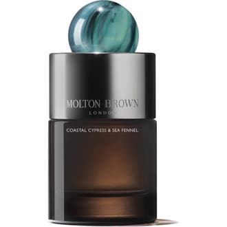 Molton Brown Coastal Cypress & Sea Fennel Eau de Parfum 100 ml i mørk glasflaske med sølvfarvet låg og grøn marmorkugle