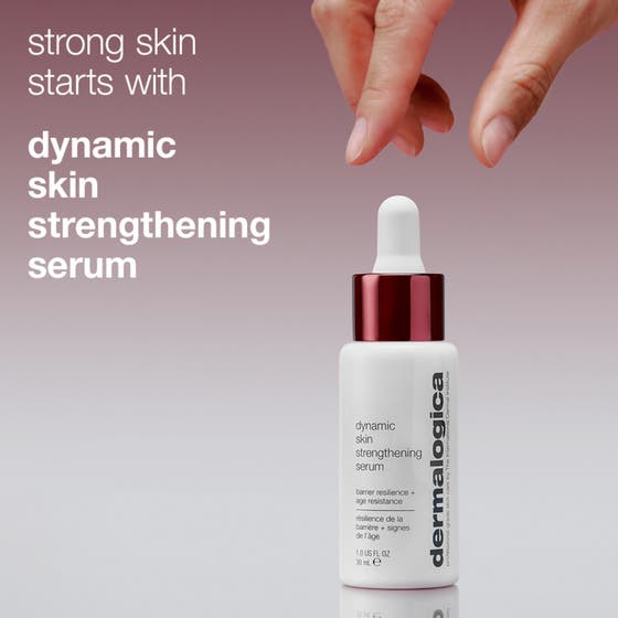 Dermalogica Dynamic Skin Strengthening Serum 30 ml styrker hudbarrieren i hvit pipetteflaske på rød metallisk sokkel.