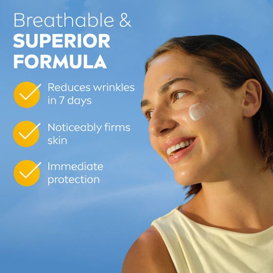 NIVEA UV Face Anti-Age Q10 Cream 40 ml ansiktskräm som ger fastare hud på en leende kvinna mot en blå himmel.