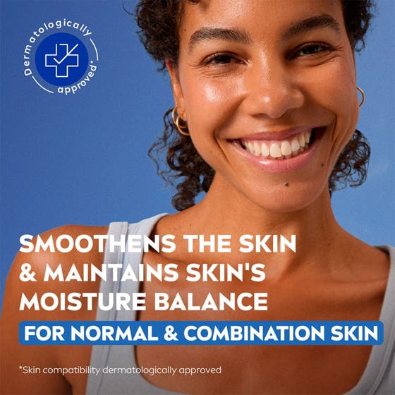NIVEA Refreshing Exfoliating Scrub 150 ml ansiktsskrubb på leende kvinna som ger mjuk hy och bevarad fuktbalans.