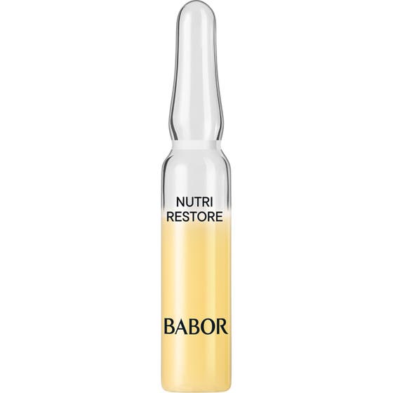 Babor Nutri Restore 2 ml nærende ansiktsserum i glassampulle fylt med en klar og gyllen væske.