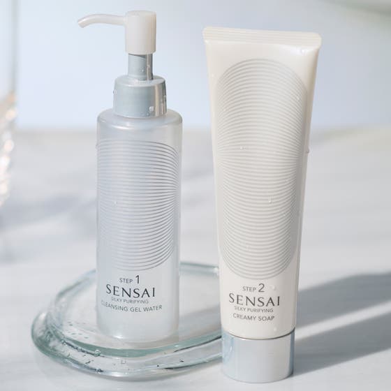 Sensai Silky Purifying Creamy Soap 125 ml ansiktsrengöring i vit tub bredvid Cleansing Gel Water