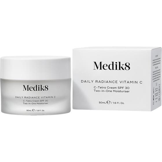 Medik8 Daily Radiance Vitamin C 50 ml heleyttävä päivävoide SPF 30 huurteisessa lasipurkissa ja valkoisessa rasiassa.