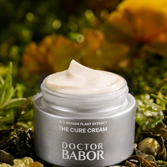 Babor DOC The Cure Cream 50 ml ansiktskrem på kvinne med glødende hud og tekst som bekrefter resultater