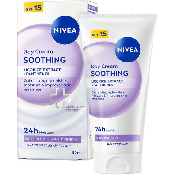 Nivea Day Cream Soothing 50 ml lugnande ansiktskräm för känslig hy i vit tub och ytterkartong med lila detaljer och SPF 15