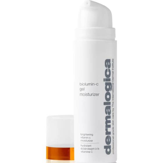 Dermalogica BioLumin-C Gel Moisturizer 50 ml ansiktskrem med C-vitamin gir glød idet ferskenfarget gel påføres kinnet.