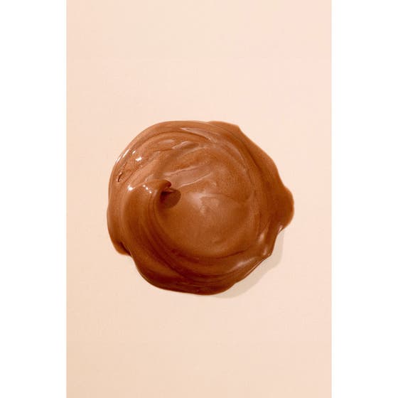 Hickap Bronze Glow Priming Moisturizer bronskräm med en mjuk och skimrande krämig textur som ger solkysst lyster.