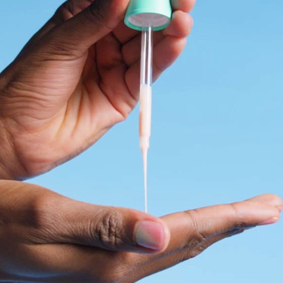 Nuxe Zinc Power 30 ml kasvoseerumi epäpuhtauksia vastaan turkoosissa pullossa litsien ympäröimänä.